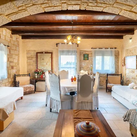 Irene Stone - Private Pool - Sleeps 6