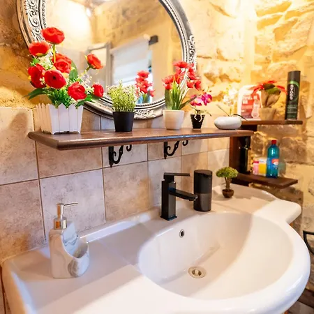 Irene Stone - Private Pool - Sleeps 6 Villa *