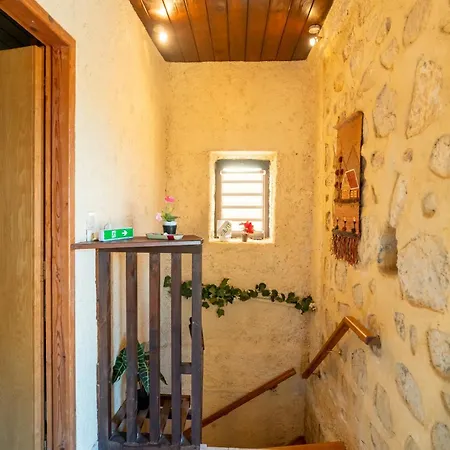 Irene Stone - Private Pool - Sleeps 6 Villa *