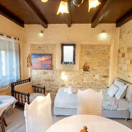 Irene Stone - Private Pool - Sleeps 6
