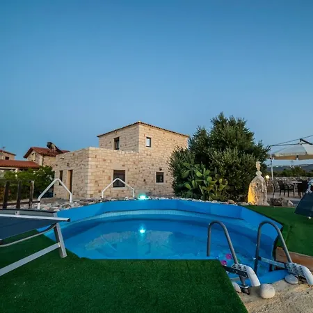 Irene Stone - Private Pool - Sleeps 6 *